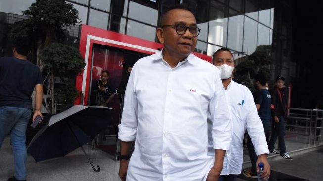 Anggota DPRD DKI Jakarta Mohamad Taufik (kiri) meninggalkan Gedung Merah Putih KPK usai menjalani pemeriksaan di Jakarta, Kamis (8/9/2022). [ANTARA FOTO/Indrianto Eko Suwarso/foc]