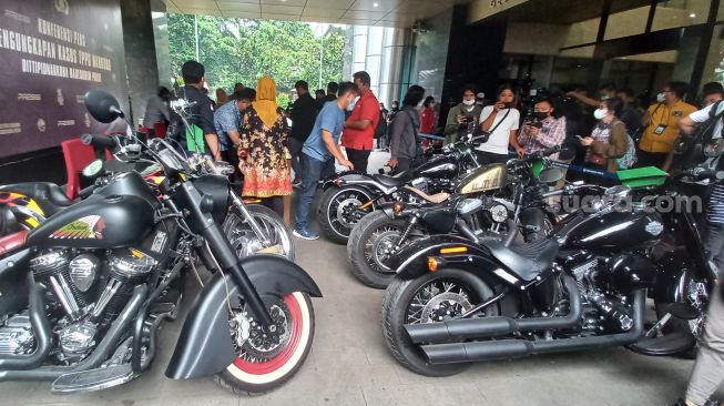 Polri menyita lima unit motor gede, enam mobil mewah, hingga aset tanah dari tersangka bandar narkotika sabu kelas kakap bernama Fauzan Afriansyah alias Vincent (45). (Suara.com/Yasir)