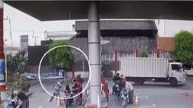 Bikin Syok, Lansia Lempar Korek Menyala ke Motor sedang Isi BBM di SPBU Cirebon, Terekam CCTV
