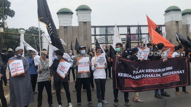 Bukan Cuma Di Istana, Massa Demo Tolak Kenaikan Harga BBM Juga Gelar Aksi Di DPR Dan Kantor Anies