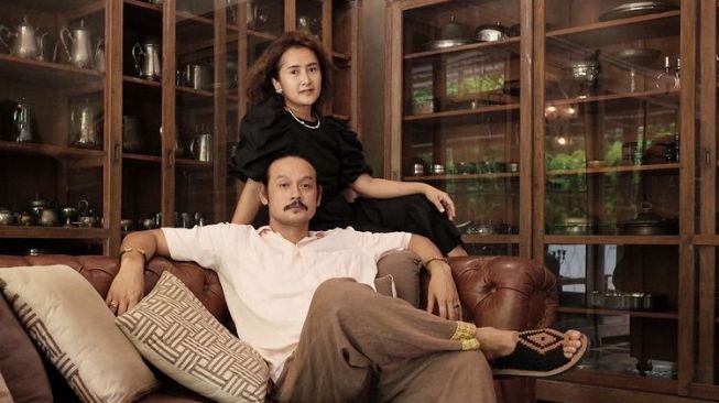 8 Potret Bucin Dwi Sasono dan Widi Mulia, Tetap Romantis di Usia Pernikahan yang Ke-15 Tahun