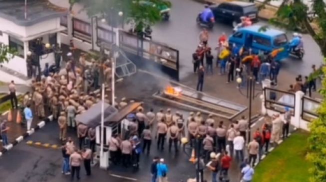 Mahasiswa PMII Mengamuk Saat Demo Tolak Kenaikan BBM, Pagar Kantor DPRD Bogor Dirusak: DPRD Enggak Ada Gunanya