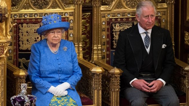 Ratu Elizabeth II dan Pangeran Charles. [Stefan Rousseau/POOL/AFP]