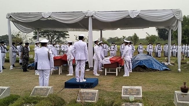 Dua Pilot TNI AL Awak Pesawat yang Jatuh di Selat Madura Dimakamkan Berdekatan di Sidoarjo