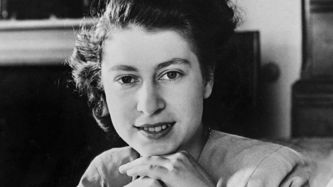 Potret resmi Putri Elizabeth dari Inggris (calon Ratu Elizabeth II) diambil tiga hari sebelum ulang tahunnya yang ke-21 pada 18 April 1947 di London.
AFP