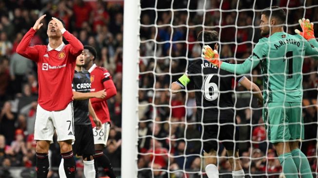 Ekspresi kekecewaan penyerang Manchester United, Cristiano Ronaldo (kiri) pada laga Liga Europa kontra Real Sociedad di Old Trafford, Manchester, Jumat (9/9/2022) dini hari WIB. [Oli SCARFF / AFP]