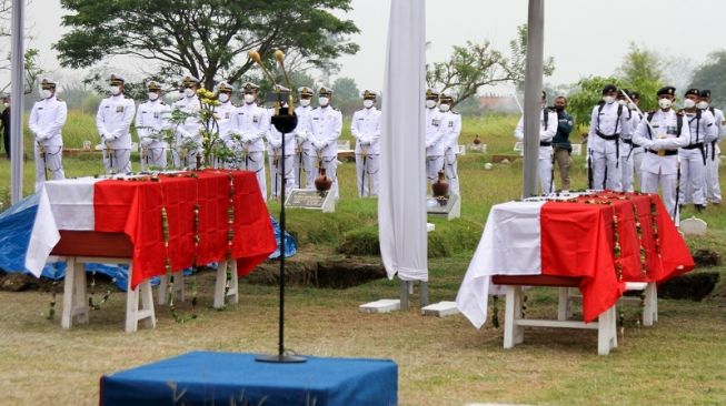 Jatuh di Selat Madura, Jenazah Pilot dan Kopilot Pesawat TNI AL Dimakamkan Berdampingan