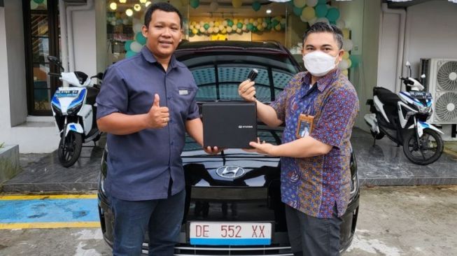  PLN Unit Pelaksana Pelayanan Pelanggan (UP3) Ambon mulai menggunakan mobil listrik untuk kendaraan operasional sebagai bentuk kampanye penggunaan kendaraan listrik menuju transisi energi bersih. [ANTARA/HO - Humas PLN UIW MMU].