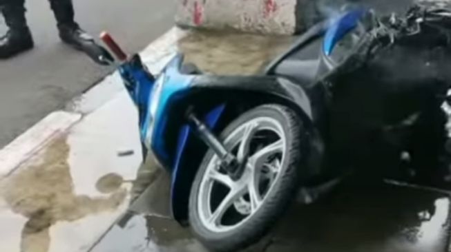 Awalnya Kaki Pemotor Kepanasan, Motor Matic di Hayam Wuruk Jakpus Mendadak Terbakar Misterius