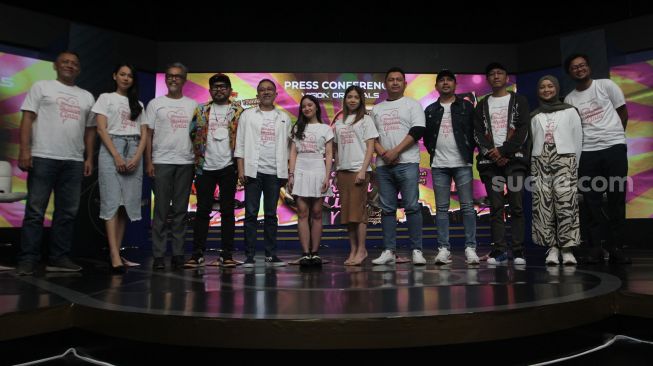 Para pemain series Menggapai Ikatan Cinta saat prescon di Jakarta, Jumat (9/9). [Suara.com/Oke Atmaja]