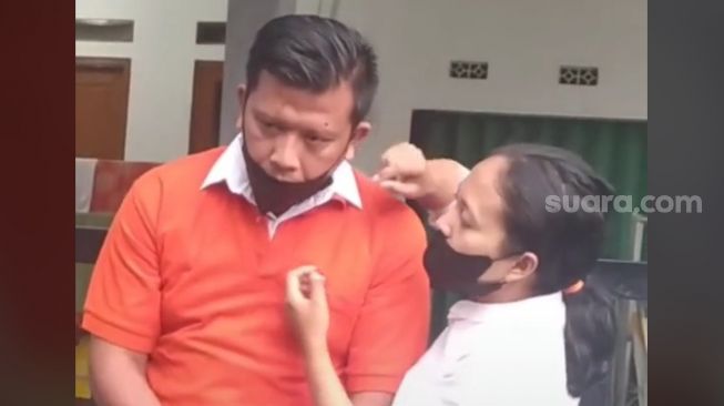 Video Viral Pasangan Kekasih Tiru Kemesraan Ferdy Sambo - Putri Candrawathi saat Rekonstruksi