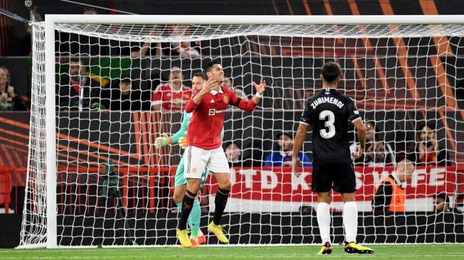 Ekspresi kekecewaan penyerang Manchester United, Cristiano Ronaldo (kiri) pada laga Liga Europa kontra Real Sociedad di Old Trafford, Manchester, Jumat (9/9/2022) dini hari WIB. [Oli SCARFF / AFP]