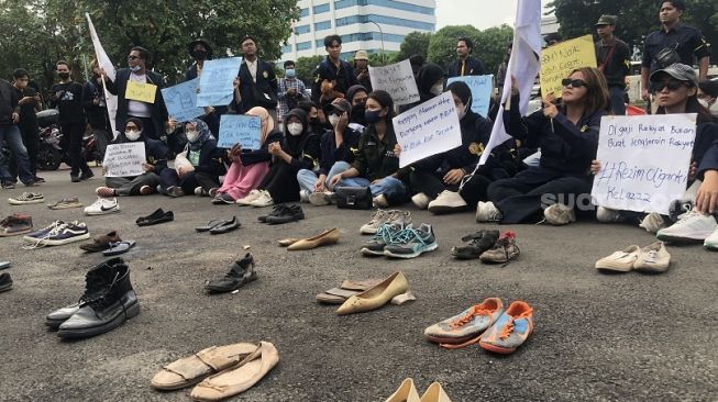 Bawa Sepatu Bekas, Puan Maharani Dapat Nyanyian Ulang Tahun dari Mahasiswa Panca Sakti di Depan Gedung DPR