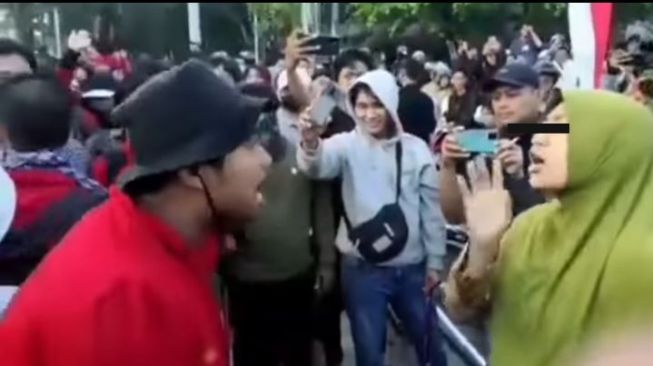 Heboh! Emak-emak Cekcok dengan Massa Pendemo, Tak Terima Gegara Jalan Ditutup, Tuai Pro Kontra Publik