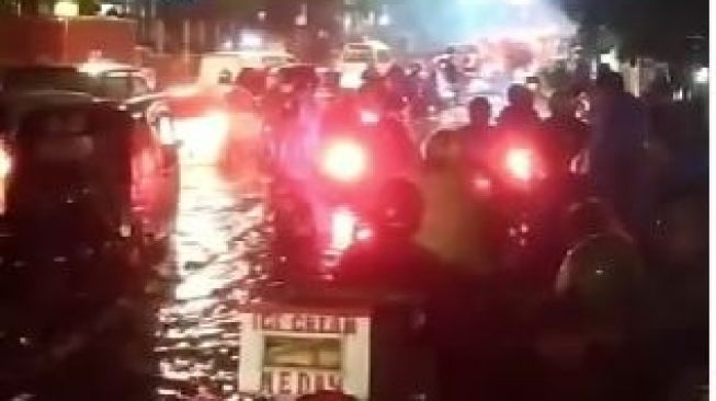 Genangan Air di Jalan Mangga Dua Raya Sebabkan Arus Lalu Lintas Tersendat