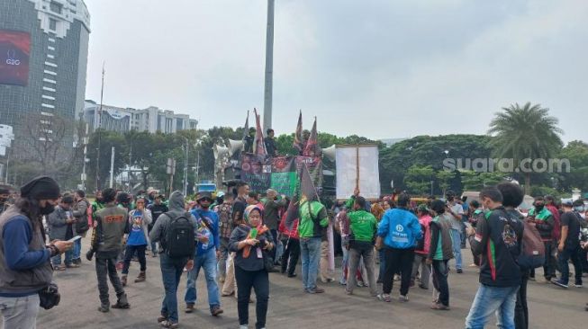 Tuntut Rasionalisasi Tarif Ojol Imbas BBM Naik, Kawasan Patung Kuda Kembali Dipadati Demonstran