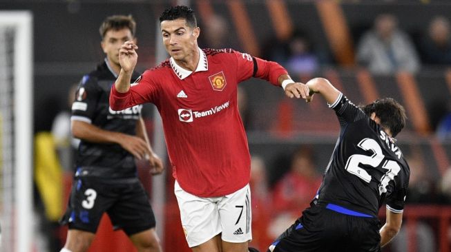 Penyerang Manchester United, Cristiano Ronaldo (tengah) beraksi pada laga Liga Europa kontra Real Sociedad di Old Trafford, Manchester, Jumat (9/9/2022) dini hari WIB. [Oli SCARFF / AFP]