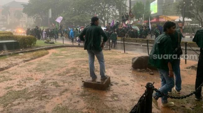 Sempat Bertahan Dibawah Guyuran Hujan, Mahasiswa Demo Tolak Kenaikan BBM Bubar Jalan dari Patung Kuda