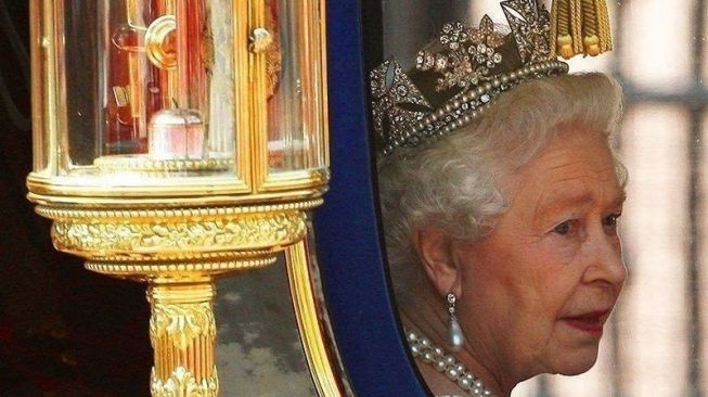 Sri Ratu Elizabeth II saat kembali ke Istana Buckingham setelah menghadiri Pembukaan Parlemen di  Westminster, London. Ratu Elizabeth II meninggal dunia pada  usia 96 tahun, Kamis (8/9/2022)  [REUTERS/PA Images/Dominic Lipinski via ANTARA]