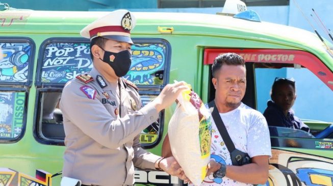 Lagi, Polres Belu Salurkan Beras Bagi Sopir Angkutan Umum Dampak Kenaikan 