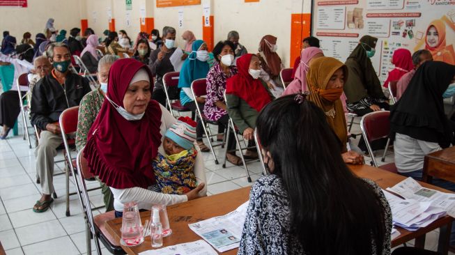 Petugas melayani warga saat penyaluran Bantuan Langsung Tunai (BLT) Bahan Bakar Minyak (BBM) di Kantor Pos Besar, Nol Kilometer, Yogyakarta, Sabtu (10/9/2022). [ANTARA FOTO/Hendra Nurdiyansyah/nym]