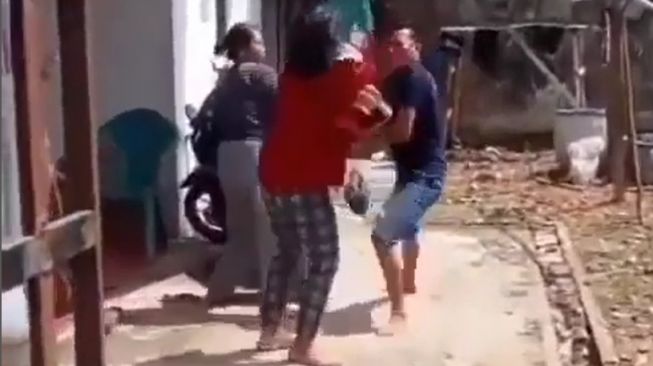 Video Viral Emak-emak Tagih Utang Malah Dibacok Pria Tetangganya di Depan Rumah