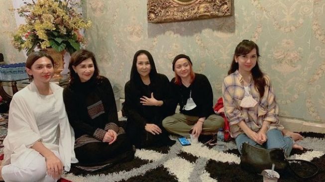 Potret Dena Rachman melayat sepupu (Instagram/@denarachman/@gina.rachman)