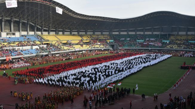 Sejumlah peserta melakukan Senam Indonesia Cinta Tanah Air (SIcita) dalam kegiatan Pesona Nusantara Bekasi Keren di Stadion Patriot Chandrabhaga, Bekasi, Jawa Barat, Sabtu (10/9/2022). [ANTARA FOTO/ Fakhri Hermansyah/nym]