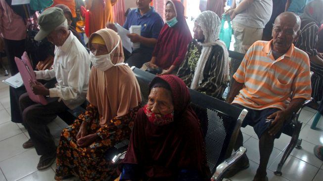 Sejumlah warga menunggu mendapatkan pelayanan pencairan Bantuan Langsung Tunai (BLT) Bahan Bakar Minyak (BBM) di Kantor Pos Desa Adiwerna, Kabupaten Tegal, Jawa Tengah, Sabtu (10/9/2022). [ANTARA FOTO/Oky Lukmansyah/nym]