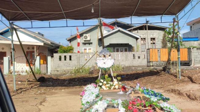 Tampak sebuah makam istri eks Kades Watutumou dibuat di tengah kompleks Perumahan Pondok Indah Maumbi di Kecamatan Kalawat, Kabupaten Minahasa Utara, Sulawesi Utara. [BeritaManado.com]