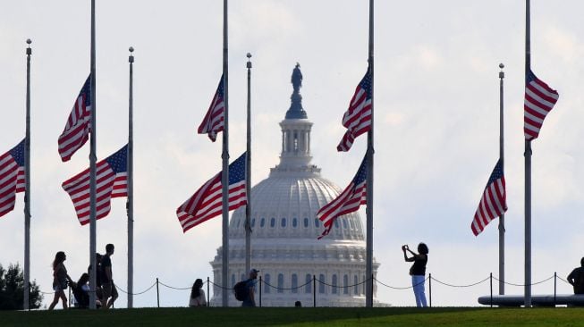 Bendera Amerika Serikat dikibarkan setengah setengah tiang untuk menghormati menghormati Ratu Inggris Elizabeth II di Monumen Washington, Amerika Serikat, Jumat (/9/2022). [OLIVIER DOULIERY / AFP]