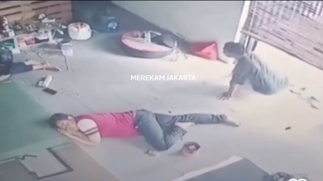 Terekam CCTV, Seorang Lelaki di Cilandak Gasak HP Saat Pemiliknya Terlelap