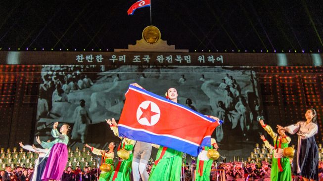 Penampil ambil bagian selama acara peringatan 74 tahun berdirinya negara Korea Utara di Pyongyang, Korea Utara, Jumat (9/9/2022). [KIM Won Jin / AFP]
