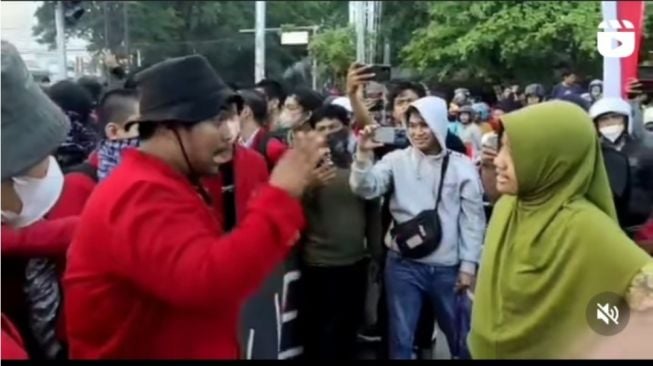 Sampai Ngotot, Emak-emak Ini Geram Mahasiswa Tutup Jalan saat Demo