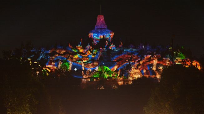 Permukaan candi Borobudur dihiasi aneka film animasi saat pertunjukan video mapping pada rangkaian Indonesia Bertutur 2022 di taman wisata candi Borobudur, Magelang, Jawa Tengah, Jumat (9/9/2022). [ANTARA FOTO/Anis Efizudin/aww]