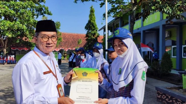 Siswa MTsN 1 Pati Sabet Juara 3 Prisma Social Science Olympiad Nasional Bidang Ekonomi