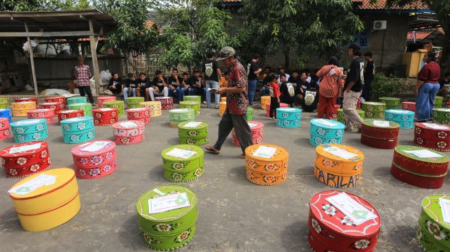 Warga melihat deretan tenong yang berisi nasi tumpeng saat tradisi Tenongan di Desa Malang Semirang, Lobener, Indramayu, Jawa Barat, Sabtu (10/9/2022). [ANTARA FOTO/Dedhez Anggara/nym]