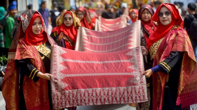 Peserta mengikuti parade Sawahlunto International Songket Silungkang Carnival (Sisca) di Sawahlunto, Sumatera Barat, Sabtu (10/9/2022). [ANTARA FOTO/Iggoy el Fitra/nym]