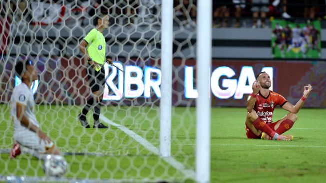 Striker Bali United Ilija Spasojevic (kanan) berselebrasi usai mencetak gol ke gawang Dewa United saat pertandingan BRI Liga 1 di Stadion Kapten I Wayan Dipta, Gianyar, Bali, Sabtu (10/9/2022). Bali United berhasil mengalahkan Dewa United dengan skor 6-0. ANTARA FOTO/Fikri Yusuf/rwa.
