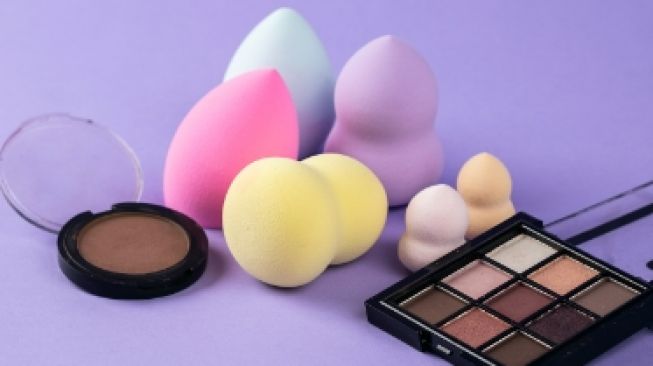 3 Cara Membersihkan Beauty Blender, Salah Satunya Bisa Pakai Microwave