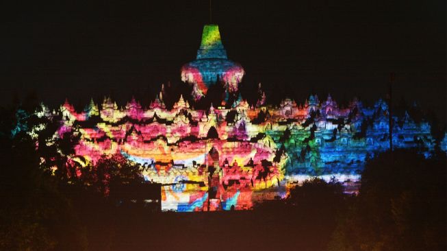 Permukaan candi Borobudur dihiasi aneka film animasi saat pertunjukan video mapping pada rangkaian Indonesia Bertutur 2022 di taman wisata candi Borobudur, Magelang, Jawa Tengah, Jumat (9/9/2022). [ANTARA FOTO/Anis Efizudin/aww]