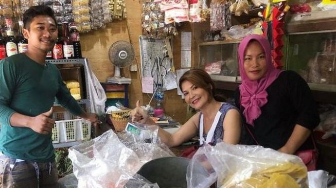  Momen Tamara Bleszynski Belanja di Pasar Tradisional (Instagram/tamarableszynskiofficial)