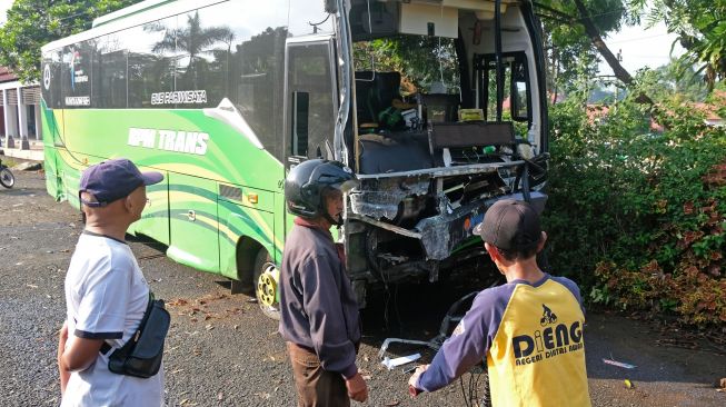 Warga menyaksikan bus pariwisata yang rusak akibat kecelakaan maut jalan raya Parakan-Wonosobo Kertek, Wonosobo, Jawa Tengah, Sabtu (10/9/2022). [ANTARA FOTO/Anis Efizudin/nym]