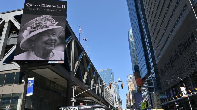 PatRatu Elizabeth II dari Inggris ditampilkan di layar di sekitar Terminal Bus di Otoritas Pelabuhan Kota New York, Amerika Serikat, Jumat (9/9/2022). [Andrea RENAULT / AFP]
