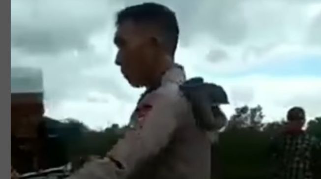 Video Viral Polisi Bentak dan Dorong Kakek Renta: Katanya Pelindung Rakyat kok Rampok Tanah Saya?