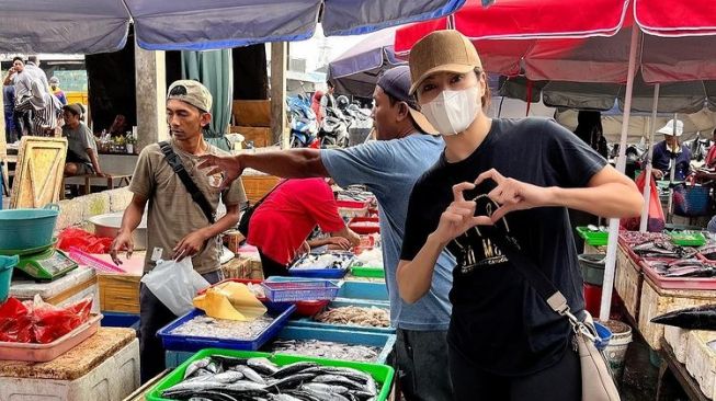  Momen Tamara Bleszynski Belanja di Pasar Tradisional (Instagram/tamarableszynskiofficial)