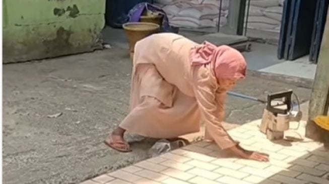 Orang Miskin Indonesia Capai 26 Jiwa, Video Viral Nenek Punguti Beras di Lantai dan Selokan