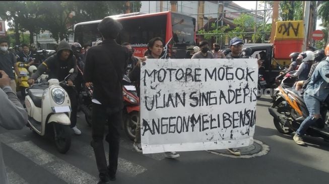 Aliansi Bali Jengah Dorong Motor di Jalanan Denpasar Protes Harga BBM yang Naik