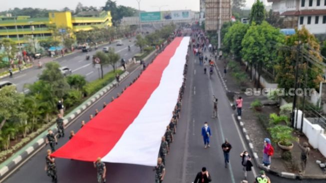 Bendera Merah Putih Raksasa Dibentangkan di Perayaan Pesona Nusantara Bekasi Keren