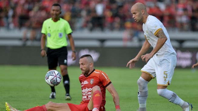 Striker Bali United Ilija Spasojevic (kiri) berebut bola dengan pesepak bola Dewa United Risto Mitrevski (kanan) saat pertandingan Liga 1 di Stadion Kapten I Wayan Dipta, Gianyar, Bali, Sabtu (10/9/2022). Bali United berhasil mengalahkan Dewa United dengan skor 6-0. ANTARA FOTO/Fikri Yusuf/rwa.